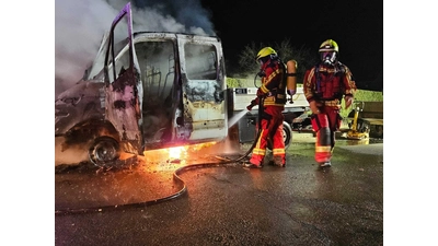 In der Nacht zum 4. April brannte ein Transporter aus, auch hier steht im Raum, dass das Feuer zur Brandserie gehört. (Foto: FFW Bückeburg)
