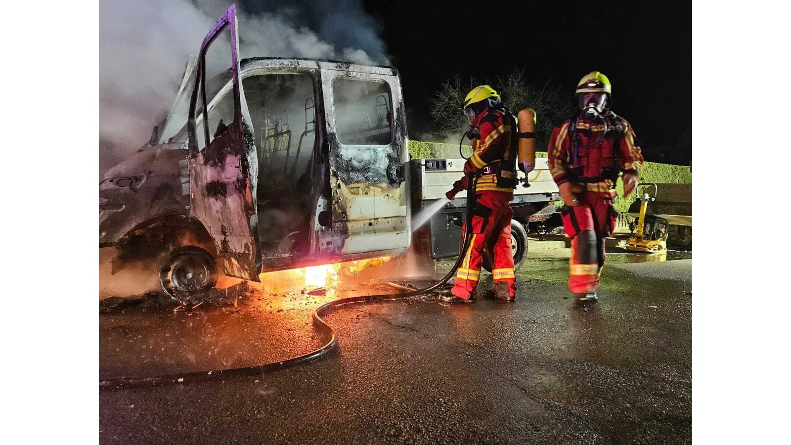 In der Nacht zu Freitag, 4. April, brannte ein Transporter aus.  (Foto: FFW Bückeburg)
