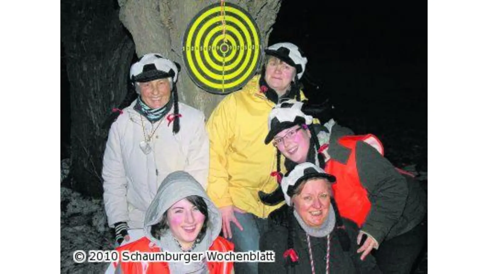 Dartpfeile werfen im Scheinwerferlicht (Foto: red)