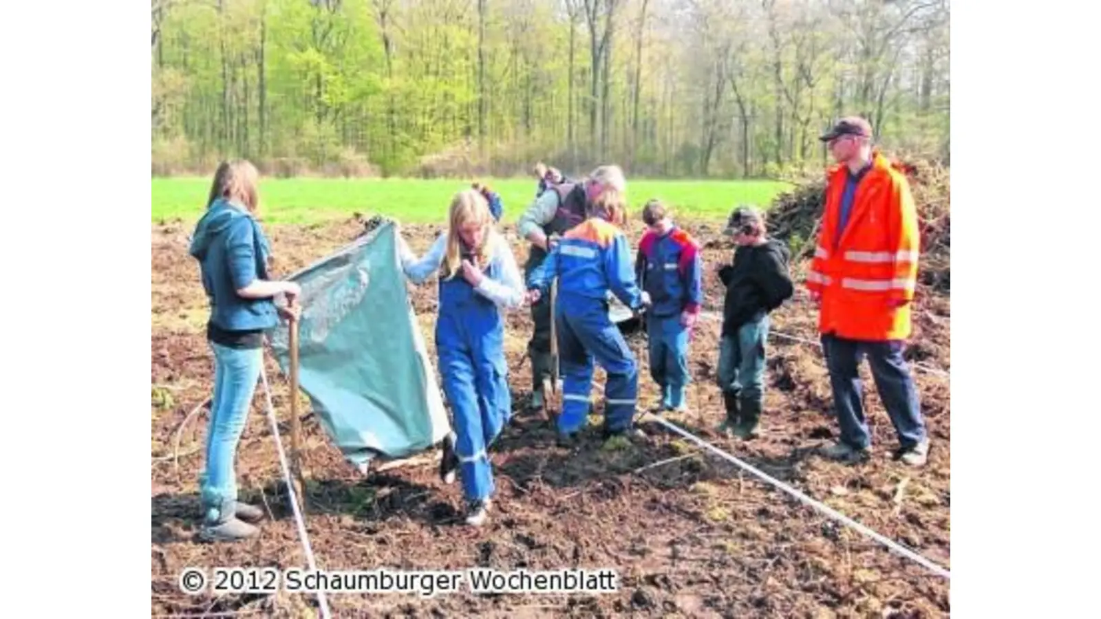 Mit dem Spaten geht es in den Wald (Foto: wtz)