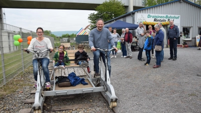 Seit 25 Jahren lockt die Draisine mit ihrer attraktiven Strecke von Rinteln bis nach Alverdissen die Besucher an. Am 28. Juni ist großes Jubiläumsfest am Draisinenbahnhof.  (Foto: ste)