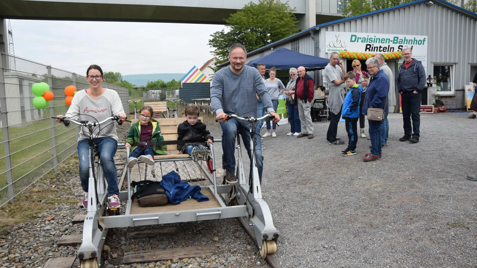 Seit 25 Jahren lockt die Draisine mit ihrer attraktiven Strecke von Rinteln bis nach Alverdissen die Besucher an. Am 28. Juni ist großes Jubiläumsfest am Draisinenbahnhof.  (Foto: ste)