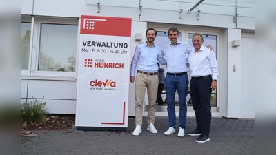 Ein gut gelauntes Geschäftsführer-Trio vor der Stadthäger Firmenzentrale: v.l.n.r.: Jonas, Henning, Heiner Struckmann (Foto: ab)