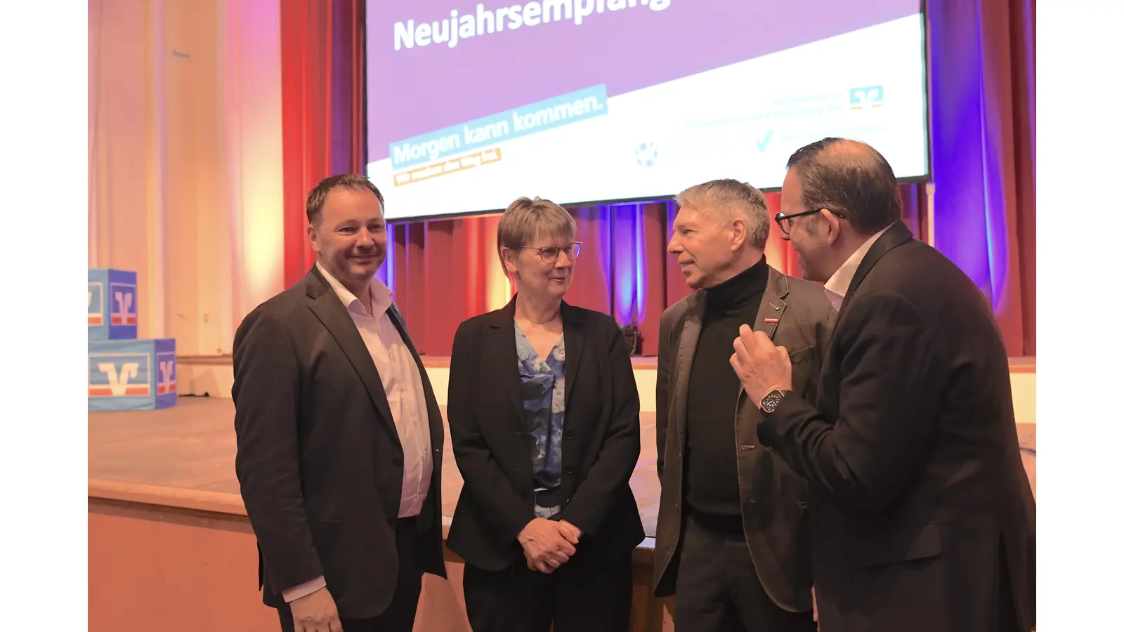 Die Redner Markus Strahler, Prof. Dr. Antje-Britta Mörstedt, Dieter Ahrens und Dr. Michael Kricheldorf im Gespräch. (Foto: nd)