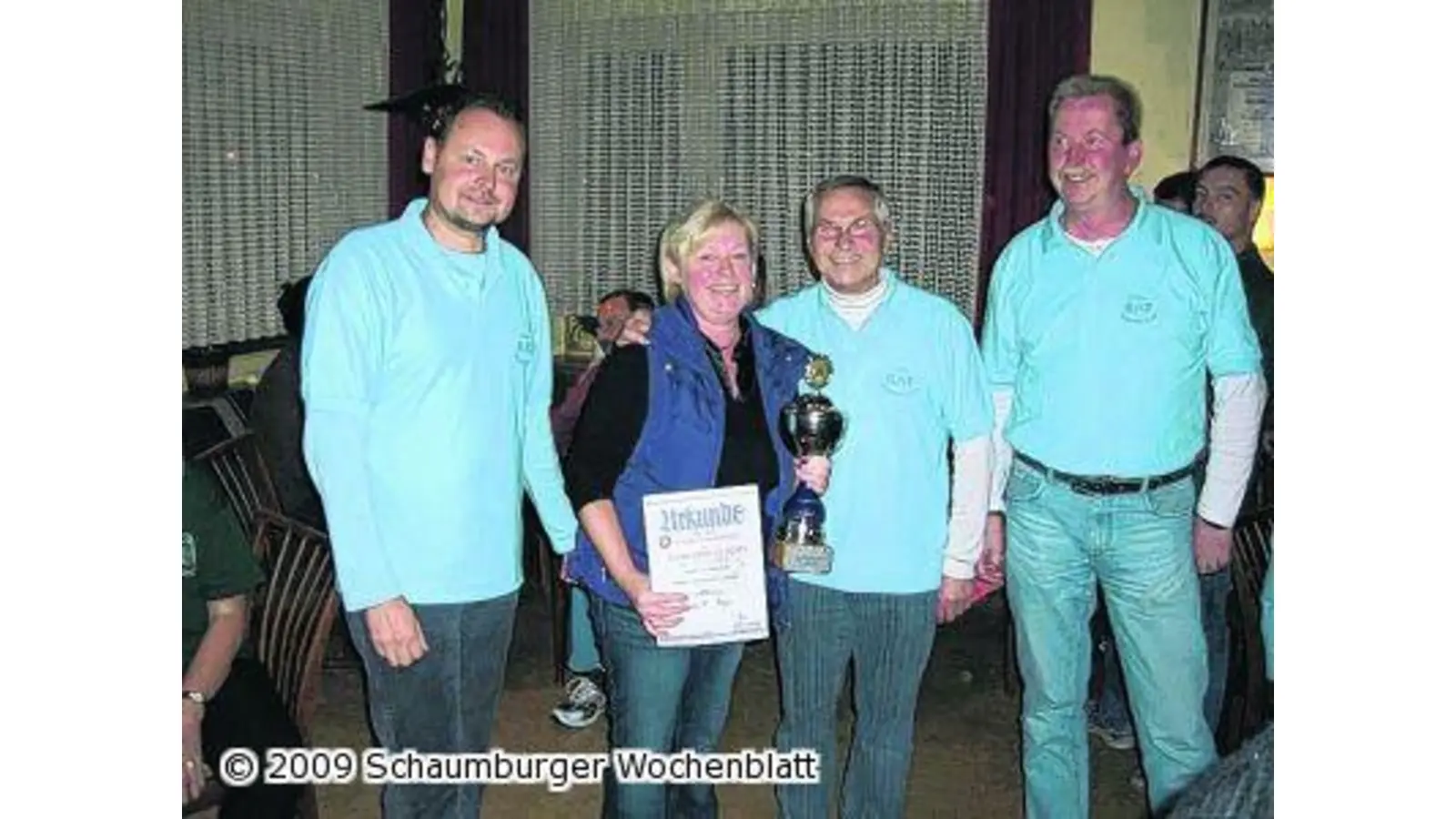 Motorsportler verteidigen Pokal (Foto: red)