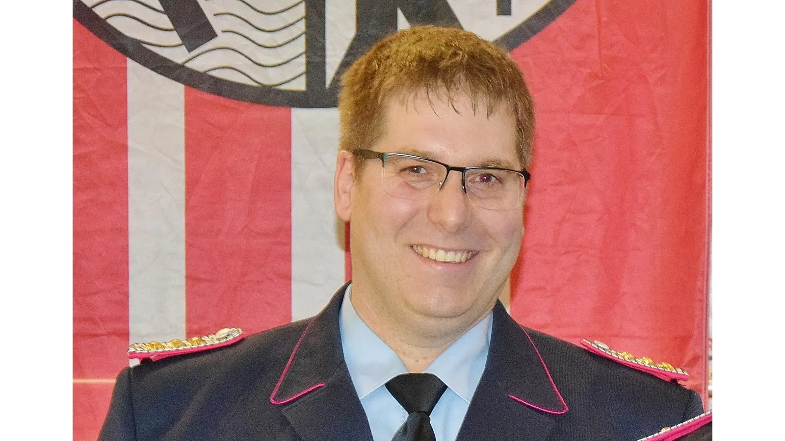 Tim Schinz wird für eine weitere Wahlperiode als Stadtbrandmeister ernannt. (Foto: ste)