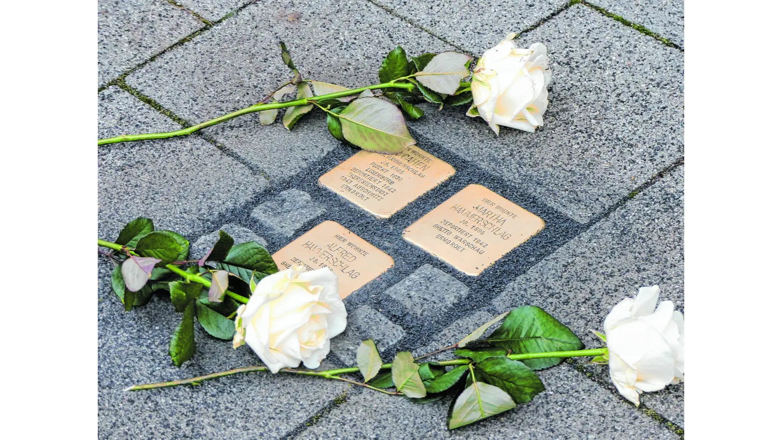 Vier neue Stolpersteine sollen nun in den Bürgersteig in Lauenau (Foto: red)