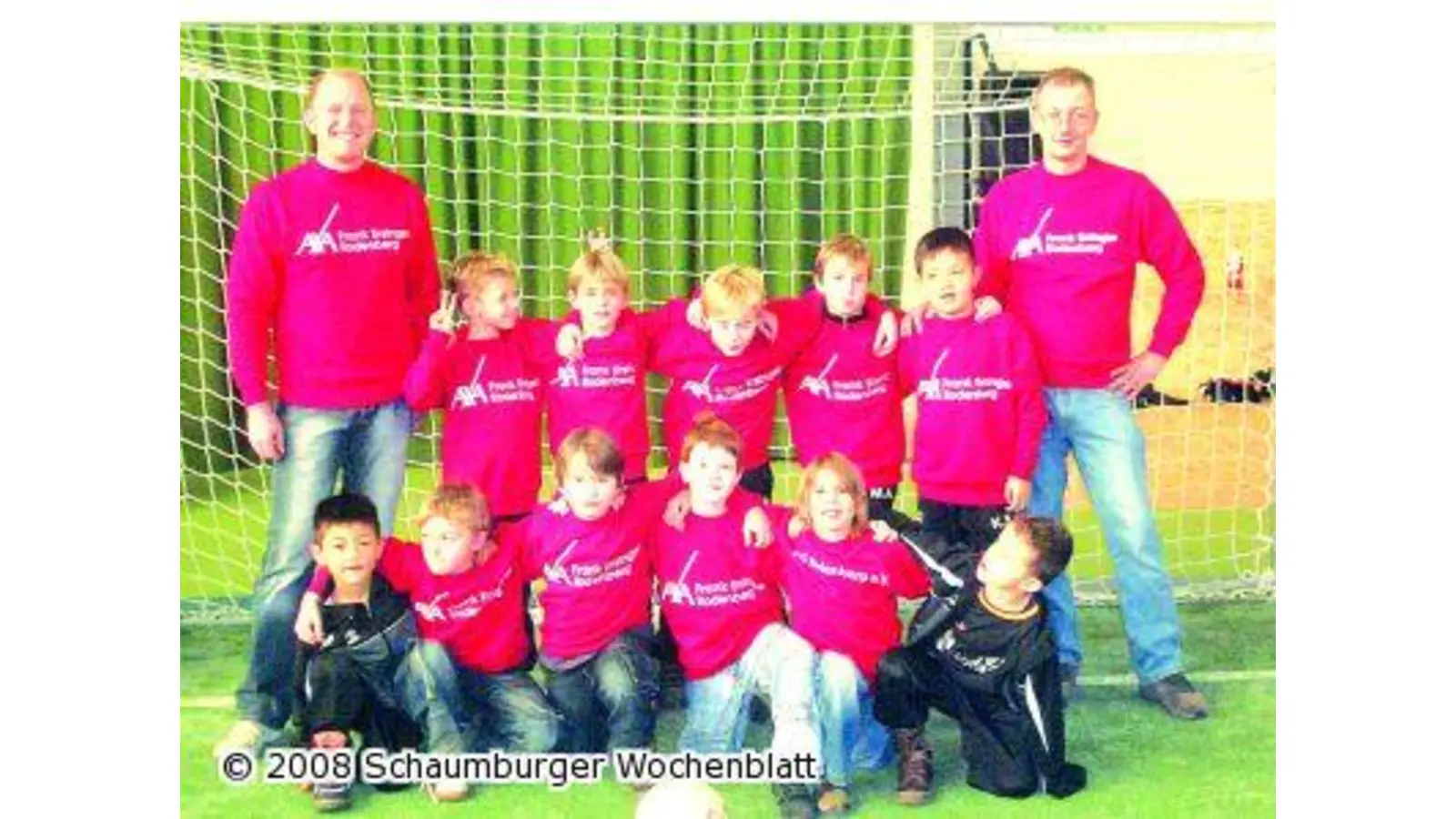 F-Jugendkicker freuen sich über neue Aufwärm-Shirts (Foto: bb)