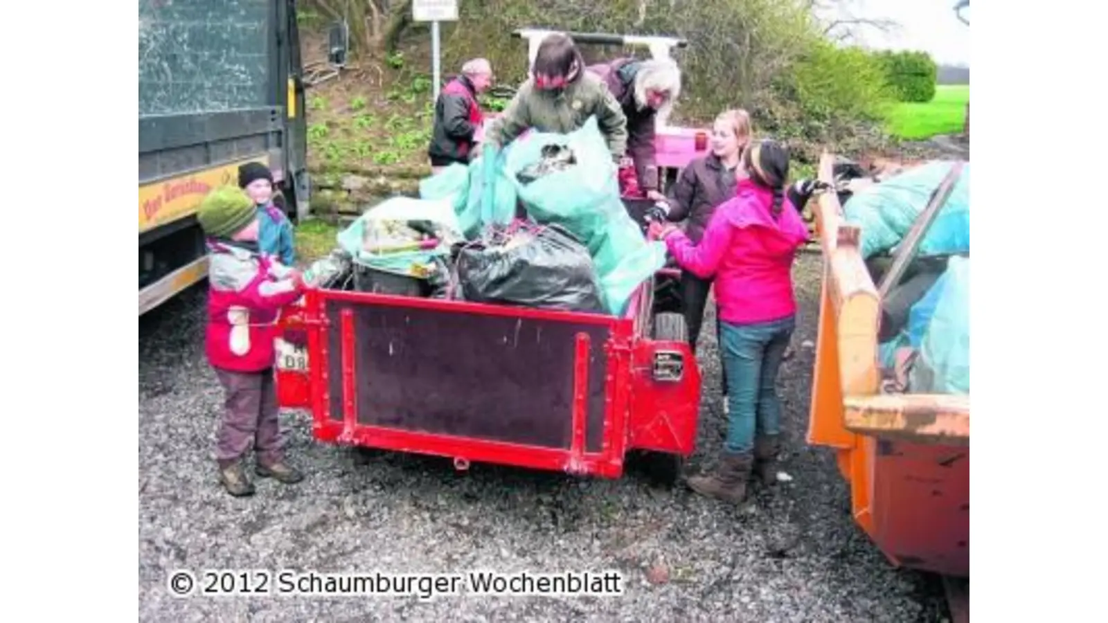 Die Dorfgemeinschaft räumt auf (Foto: us)