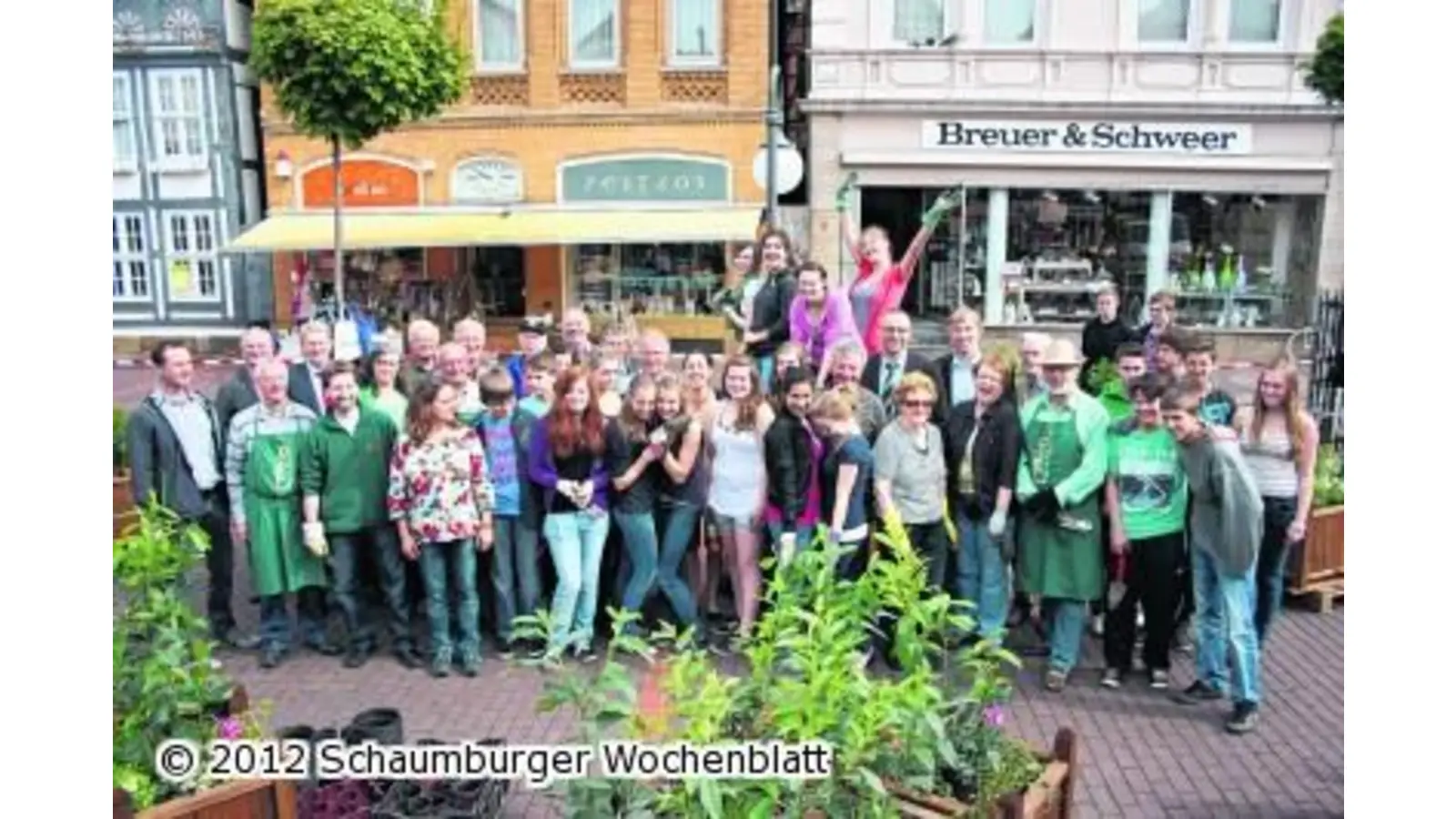 100 Blumenkübel bepflanzt (Foto: pp)