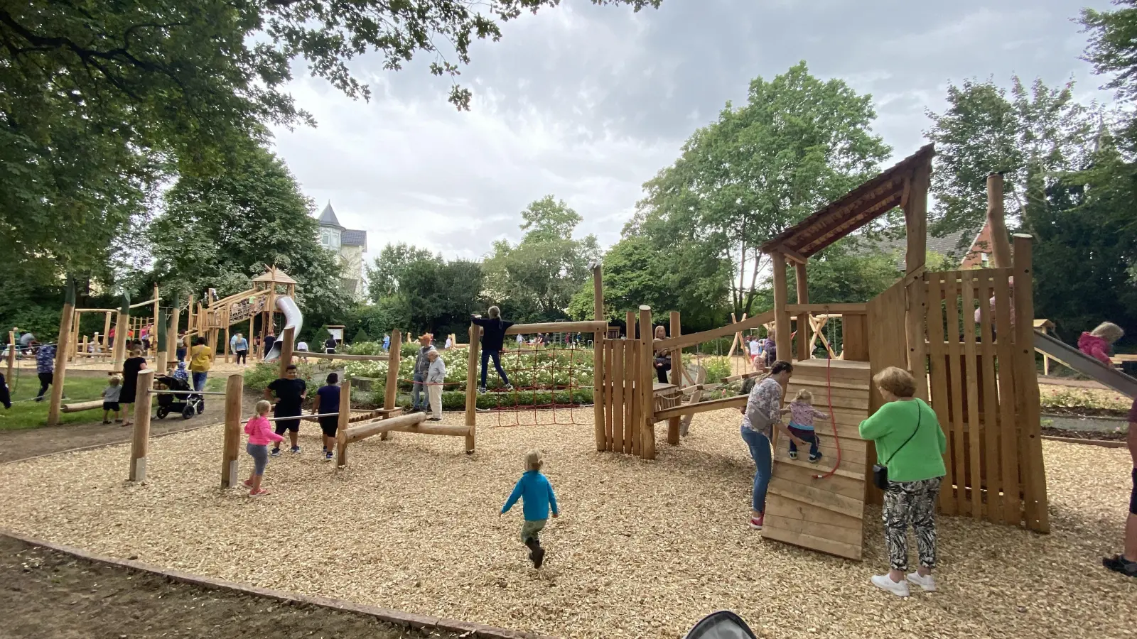 Der Rintelner Ortsrat fühlt sich von der Stadtverwaltung übergangen und verwirft Planungen des Büros „chora blau“ für den Spielplatz Kendalstraße. Dort hätte man sich eine Art Leuchtturmspielplatz vorgestellt, wie im Blumenwall am Rosengarten.  (Foto: ste)
