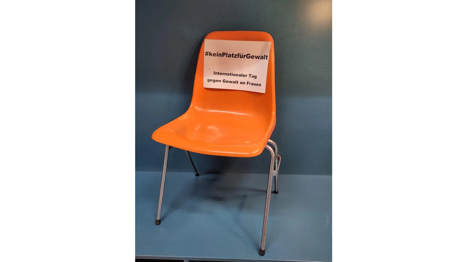 Orange gestrichene Bänke oder Stühle stehen als gut sichtbares Mahnmal gegen Gewalt an Frauen und Mädchen und gehören zur UN-Aktionskampagne „Orange the World“. (Foto: privat)