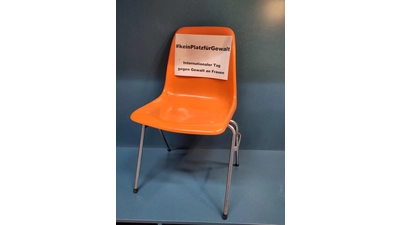 Orange gestrichene Bänke oder Stühle stehen als gut sichtbares Mahnmal gegen Gewalt an Frauen und Mädchen und gehören zur UN-Aktionskampagne „Orange the World“. (Foto: privat)