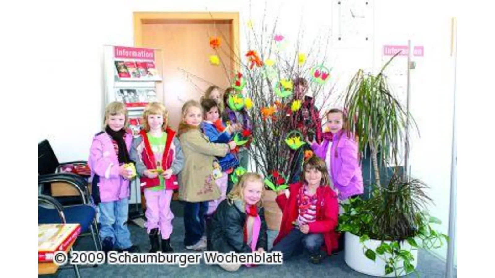 Kinder bringen Frühling in die Sparkasse (Foto: la)
