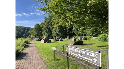 Der Gesteinsgarten vor dem Museum wird in der Führung erklärt. (Foto: © BBMK/Martin Bornemeier)