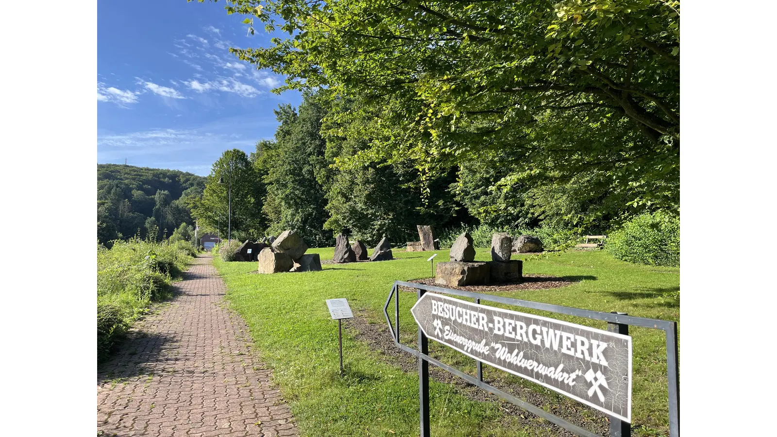 Der Gesteinsgarten vor dem Museum wird in der Führung erklärt. (Foto: © BBMK/Martin Bornemeier)