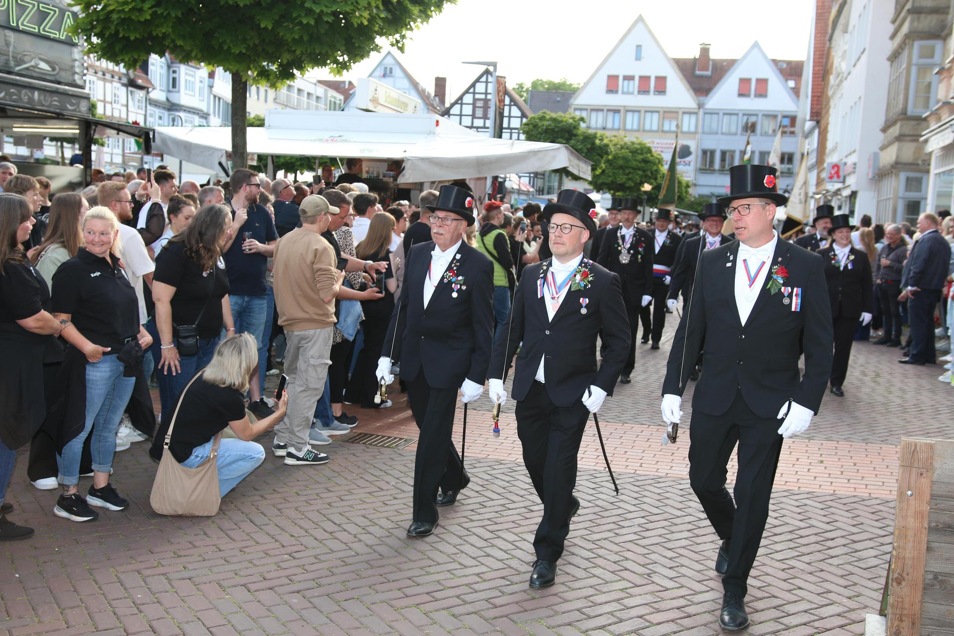 Die Stadthäger haben am Mittwoch den Start des Schützenfestes fröhlich gefeiert.  (Foto: bb)