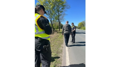 Die Polizei testet in einem standardisierten Verfahren die Fahrtüchtigkeit - unter anderem mit dem bekannten „auf einer Linie laufen”. (Foto: nd)