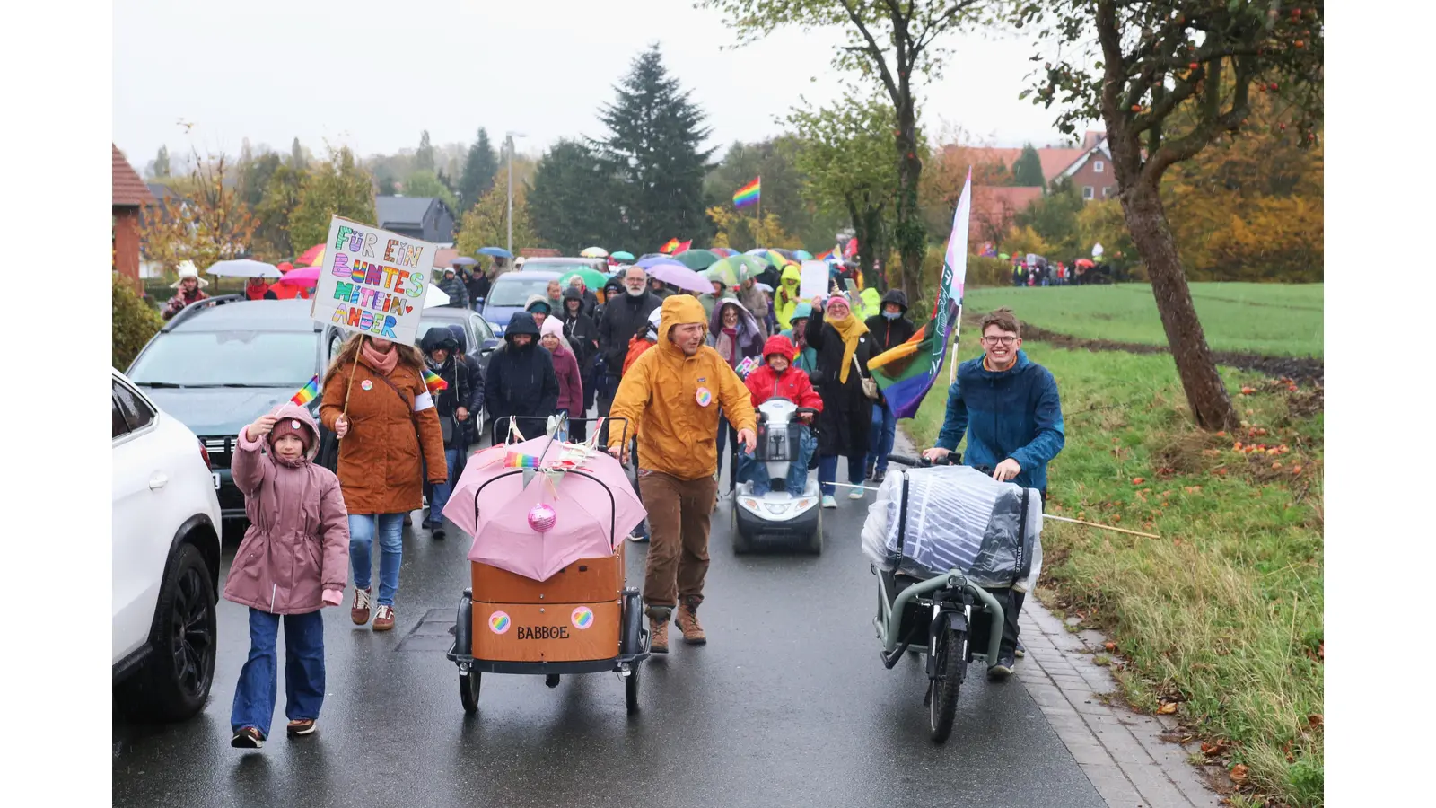 Etwa 800 Teilnehmer sind beim „Bunten Spaziergang“ an der Bergkette unterwegs. (Foto: bb)