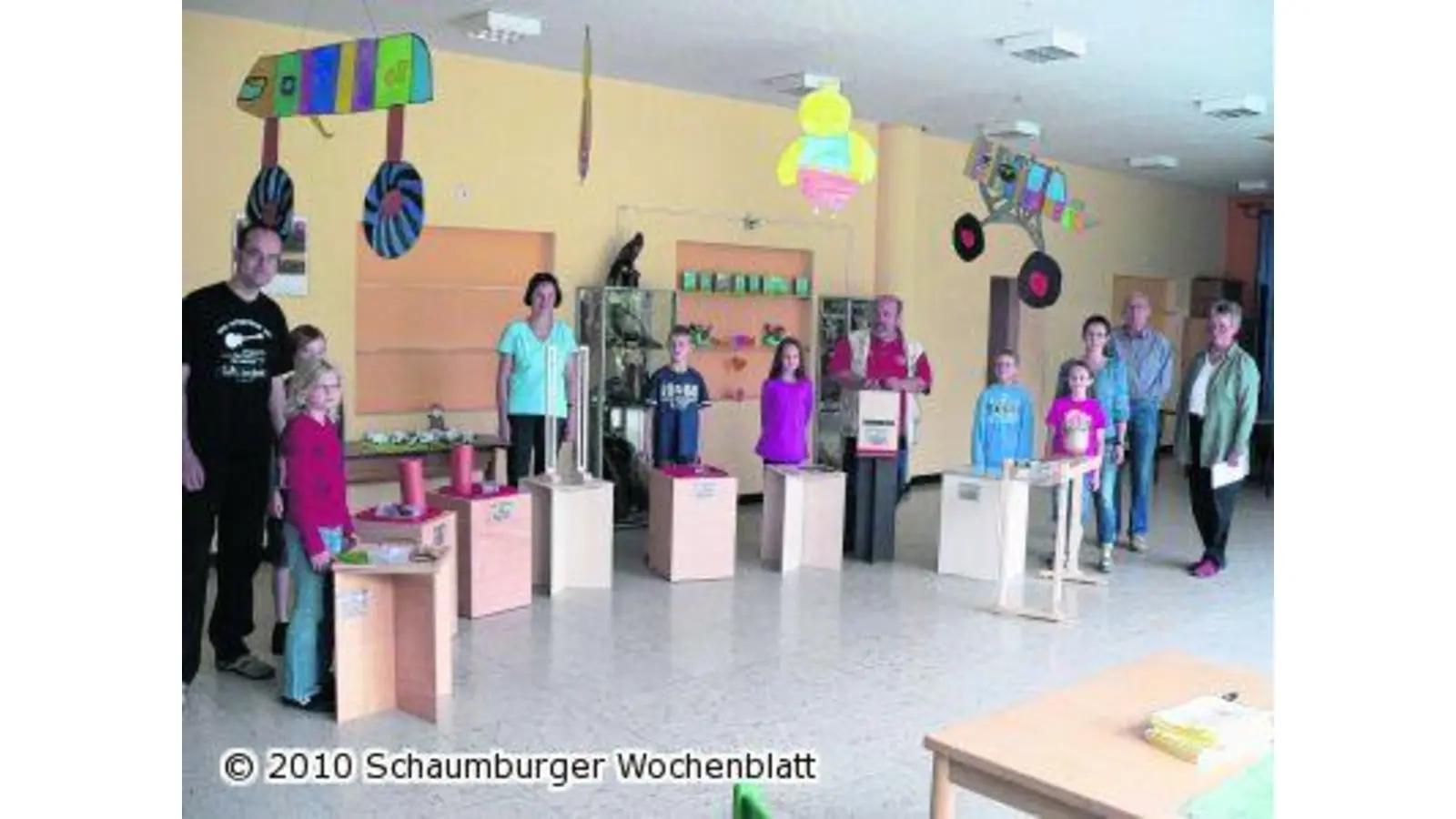 Die Eltern basteln für die Schule (Foto: red)