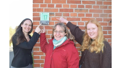 Die „Grüne Hausnummer” soll zum Klimaschutz motivieren, Verena Michalek, Energieagentur, Elke Mannigel, Hauseigentümerin und Ylva Cohrs-Müller, Bauingenieurin, weisen auf ein gelungenes Beispiel hin.  (Foto: ab)