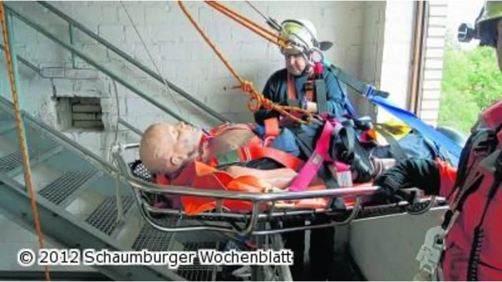 Mehrere Feuerwehren üben eine sichere Höhenrettung (Foto: red)