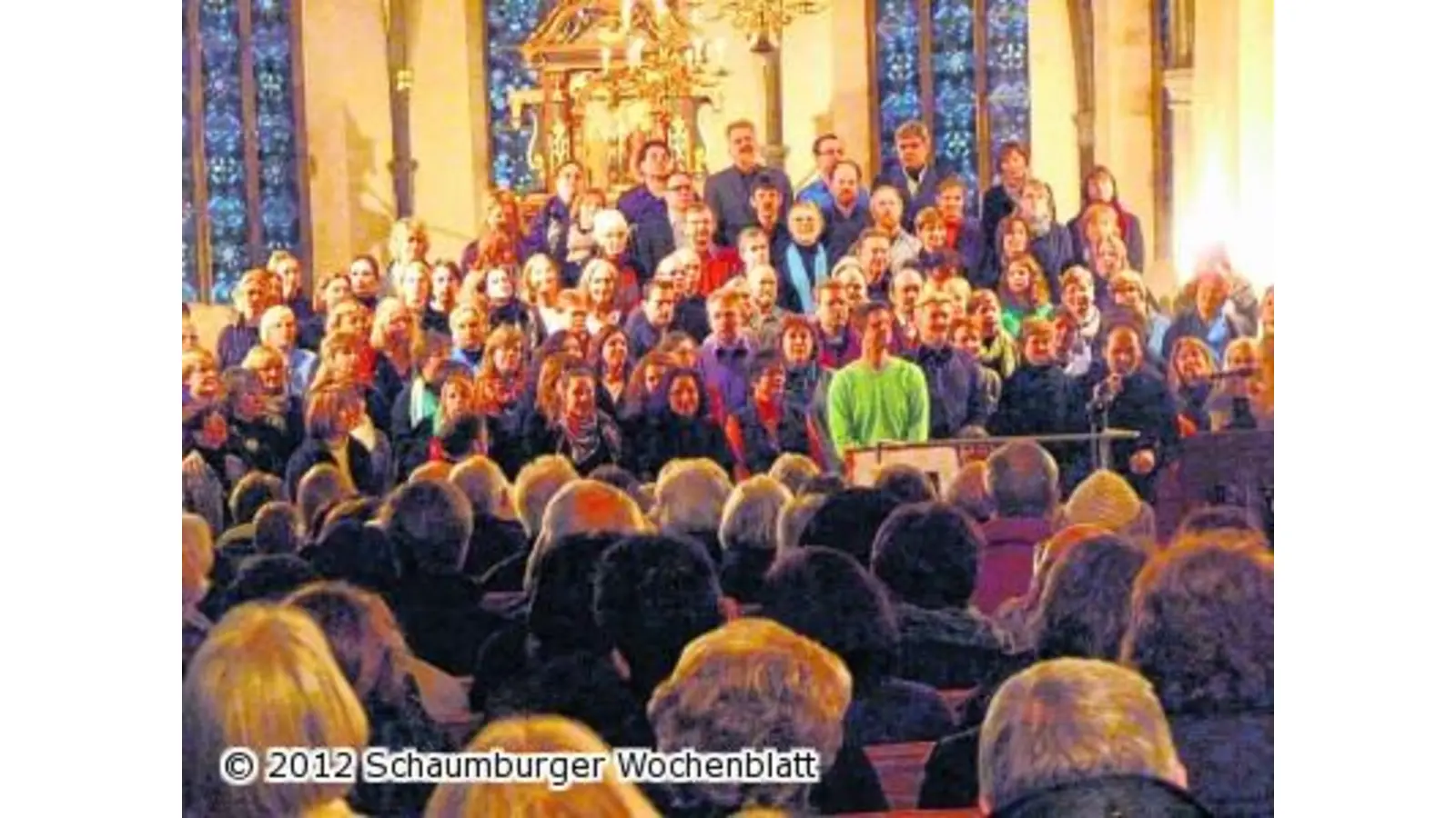 Applaus für stimmgewaltige Gospel-Sänger (Foto: km)