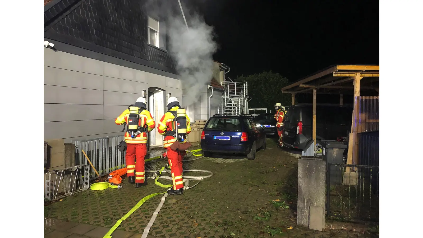 Trupps unter Atemschutz im Einsatz. (Foto: privat)