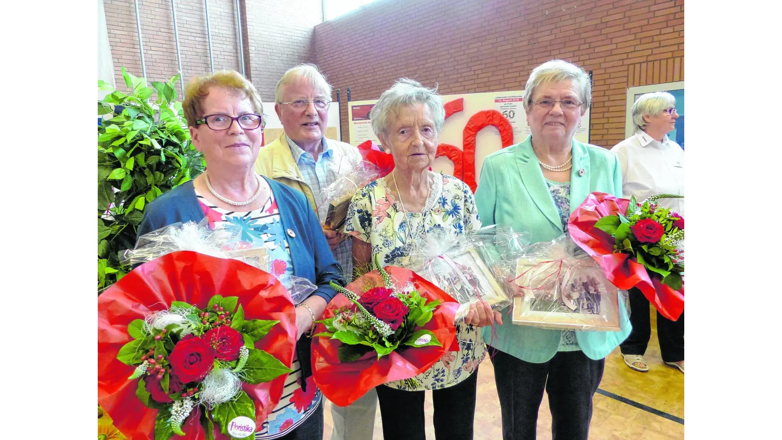 Großes Fest unter rotweißen Schirmen (Foto: al)