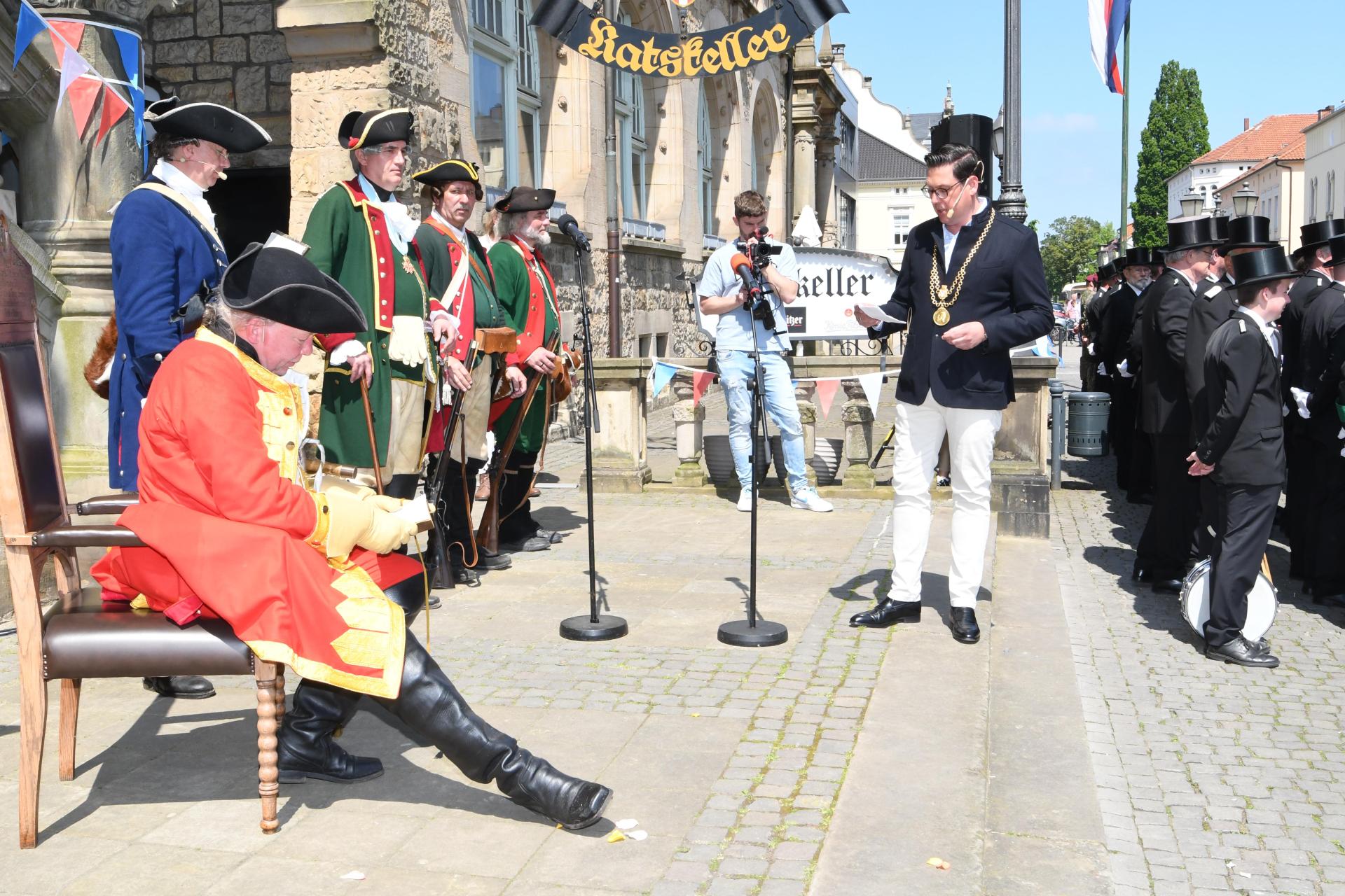 Bürgermeister Axel Wohlgemuth berichtete Graf Wilhelm.  (Foto: nd)