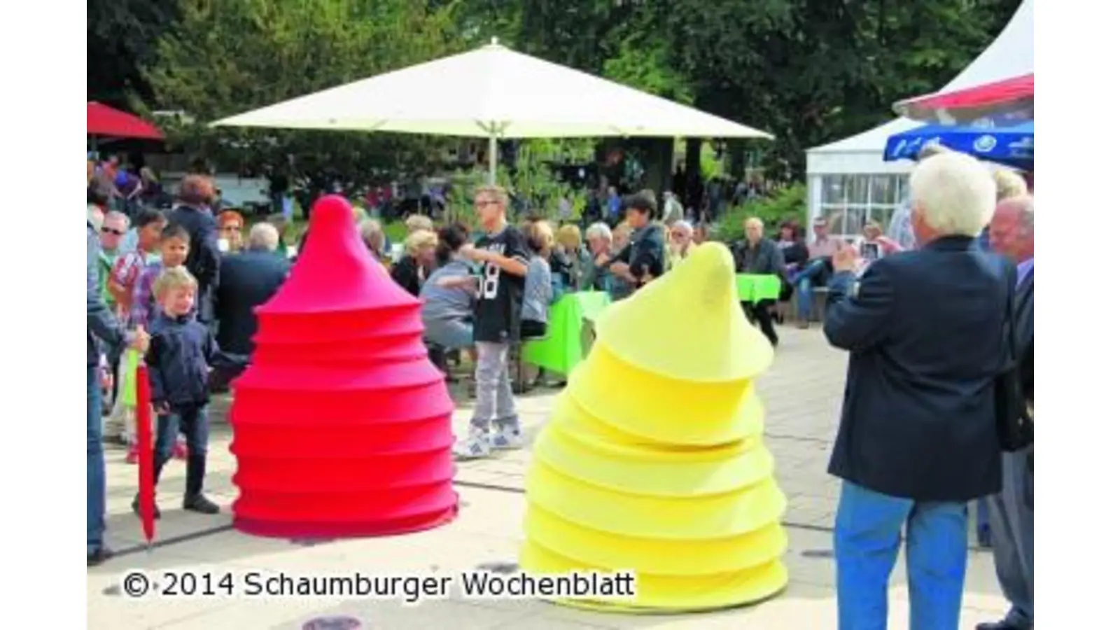 Bunte Fabelwesen ziehen gackernd und auf Stelzen durch den Kurpark (Foto: red)