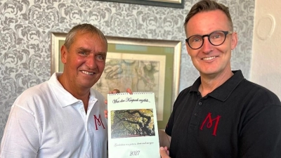 Ralf Schröder und Volker August präsentieren den neuen Bildkalender. (Foto: privat)