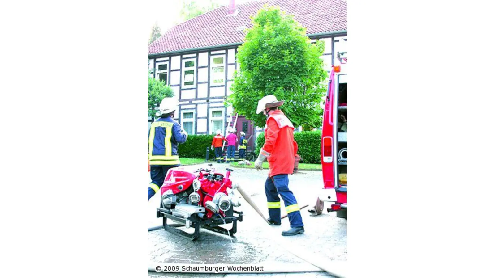 Löschübung am Pfarrhaus Wehren trainieren am leer stehenden Hülseder Gebäude (Foto: al)
