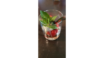 Tomate-Mozarella im Glas gibt es bei einer Station. (Foto: privat)