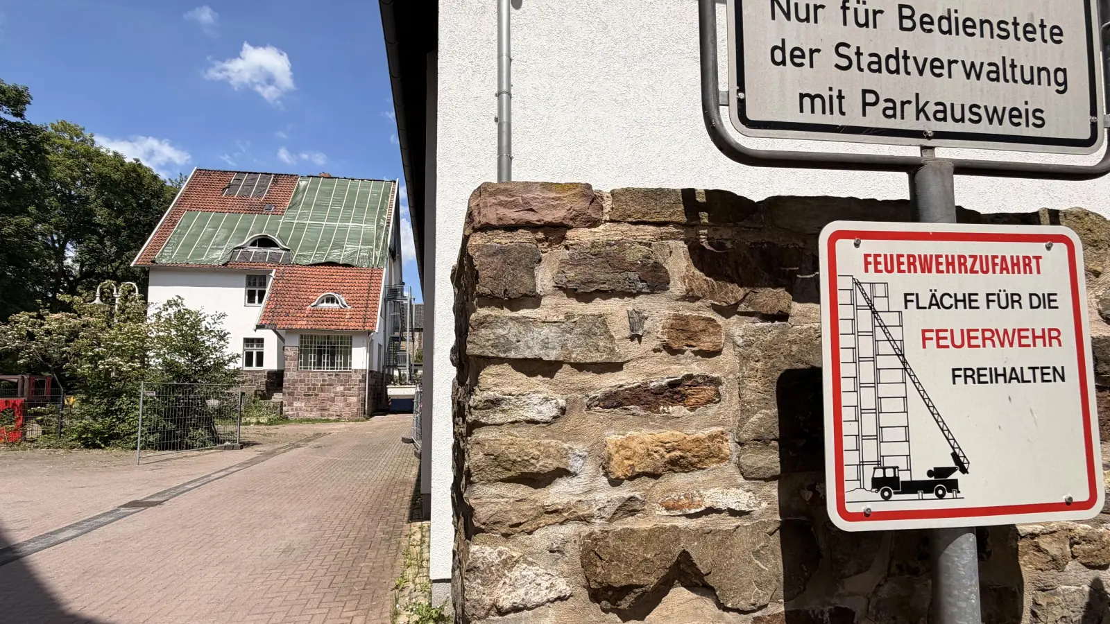 Das Haus des Kinderschutzbundes ist provisorisch gegen Nässe gesichert und derzeit prüfen Gutachter, ob es erhaltenswert ist.  (Foto: ste)