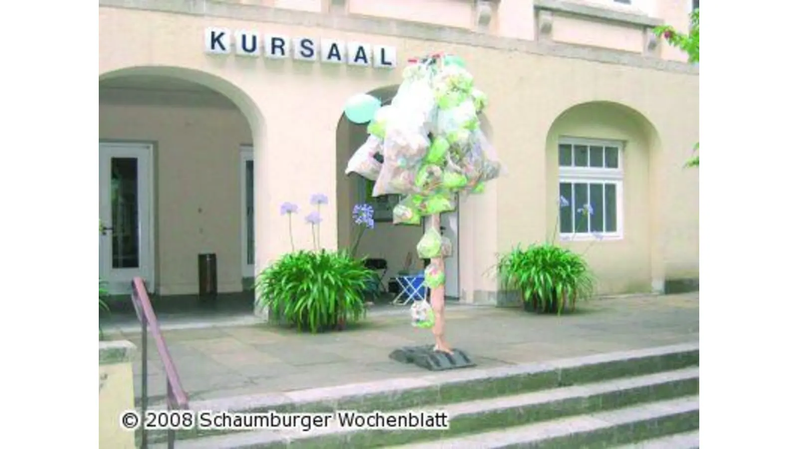 Kinder gestalten Müll-Kunst-Baum (Foto: red)