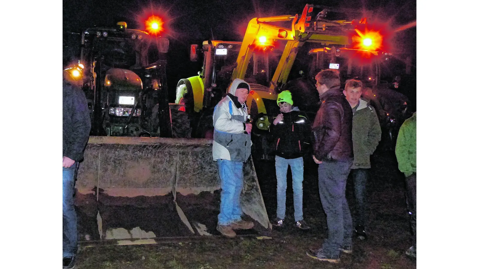 Erneuter Protest mit viel Feuer und Blinklichtern (Foto: red)