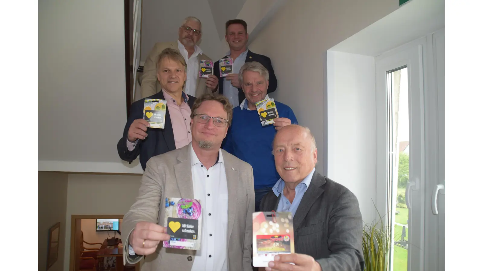 Präsentieren die Einkaufsgutscheine: Axel Nobbe (oben li.), Bernd Höhle, Oliver Theiß (Mitte li.), Dieter Kindermann, Thomas Hoffmann (unten li.), Rainer Brombach. (Foto: ab)