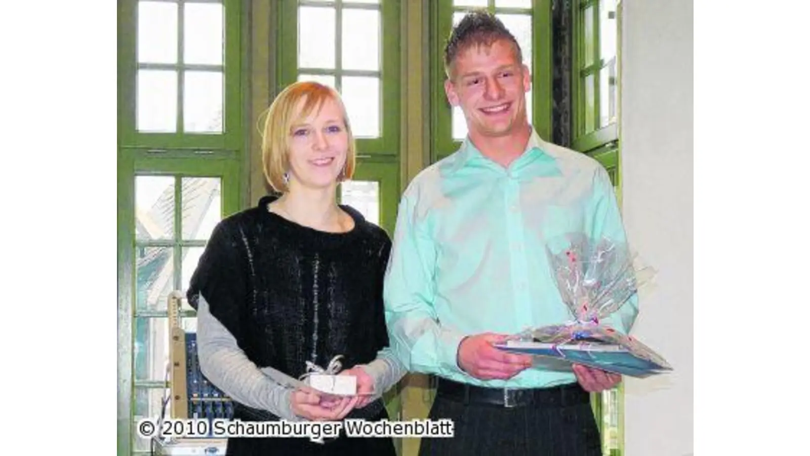 Zwei Auszubildende werden ausgezeichnet (Foto: km)