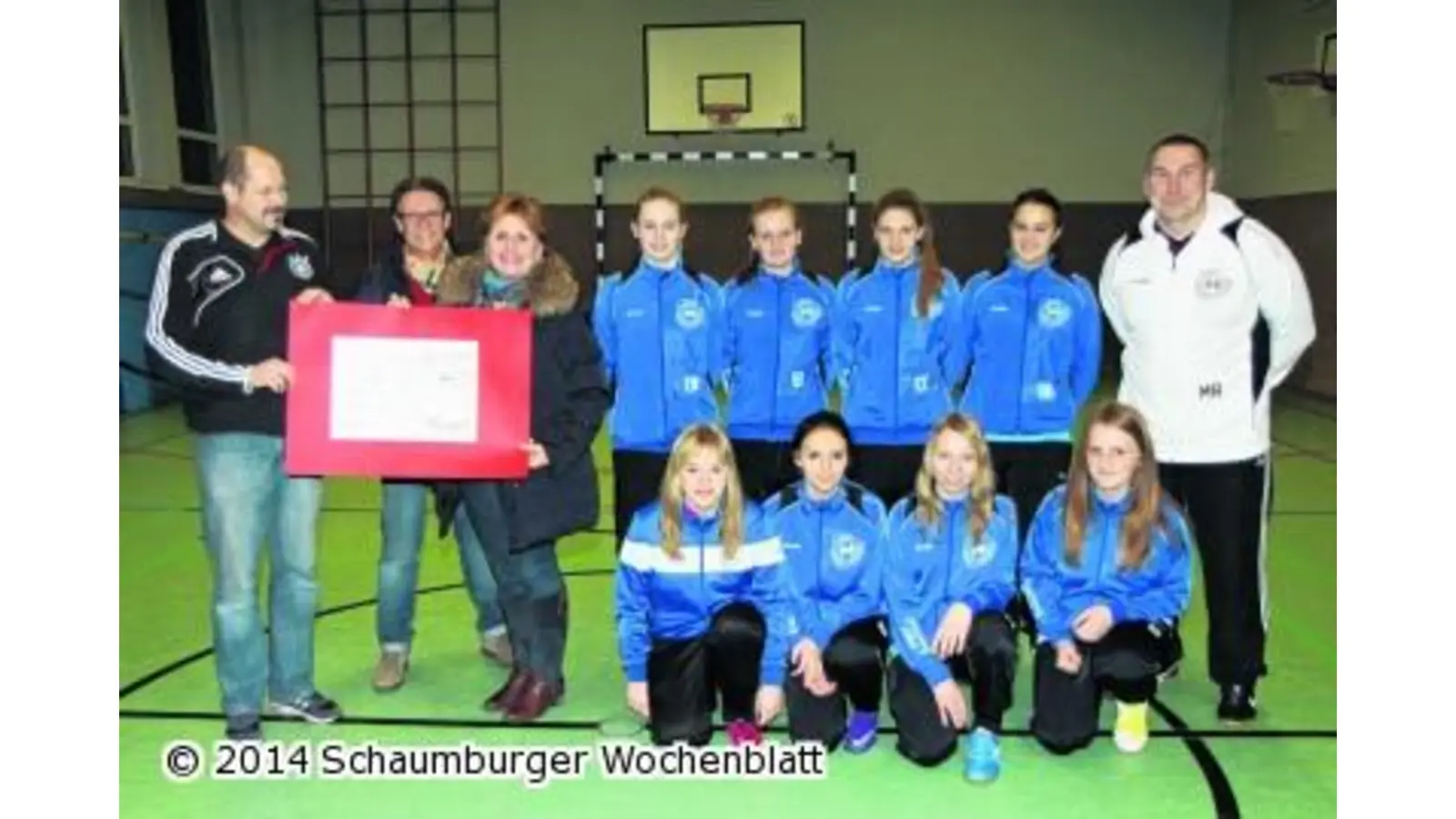 Spende für die Fußballerinnen (Foto: bb)