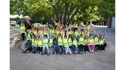 Über 30 Schulanfänger der Grundschule Niedernwöhren freuten sich über die Sicherheitswesten von Regina Tegeler (hinten, 2.v.r.). (Foto: ab)