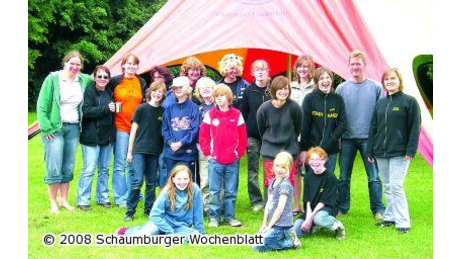 Wasser von unten und obenRettungsschwimmer üben sich im Schwimmen mit Bekleidung (Foto: wtz)