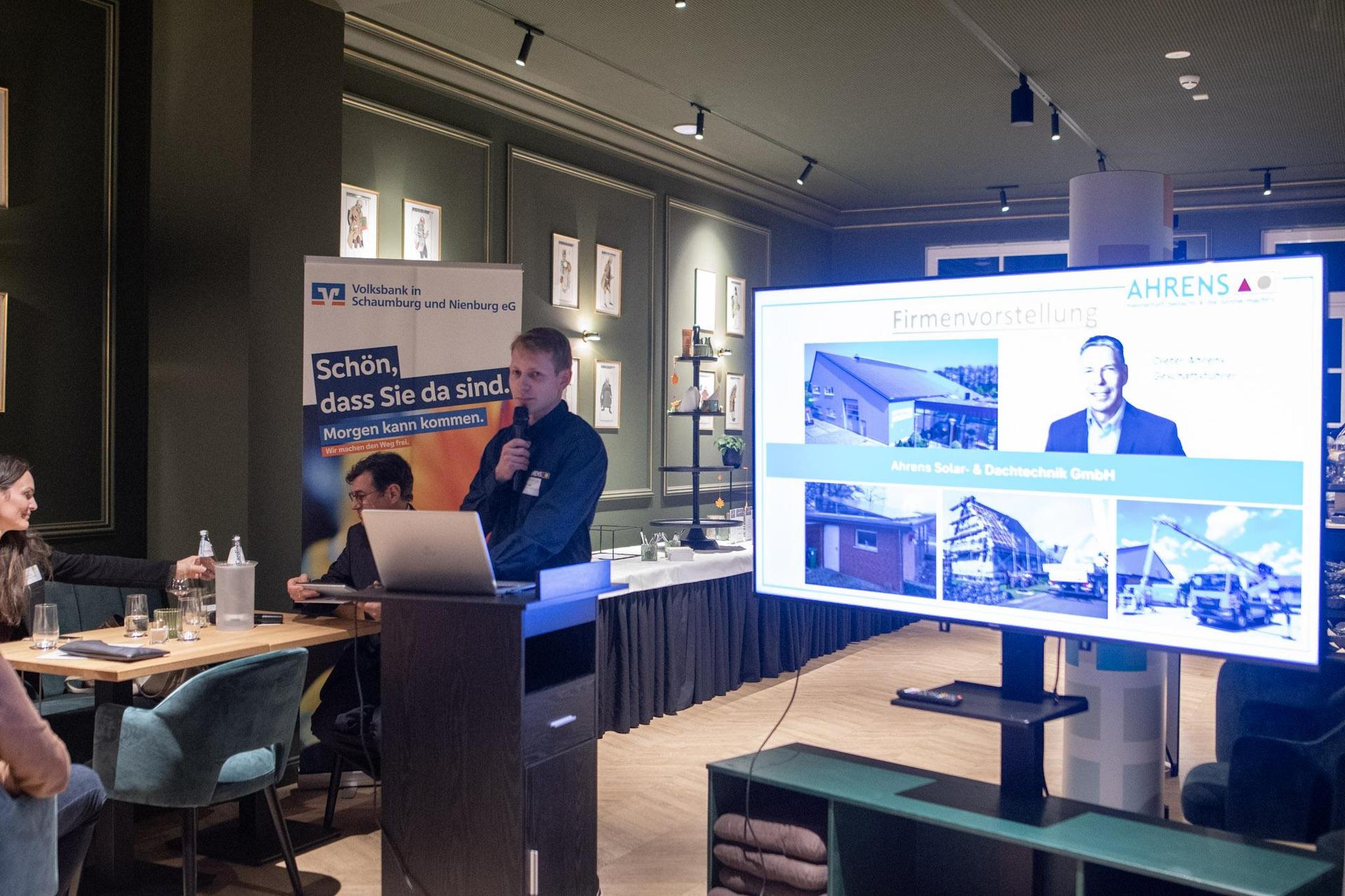 Maik Ahrens stellte nicht nur den Betrieb Ahrens Solar- und Dachtechnik vor, sondern beschrieb auch sehr erheitern die Anfänge in den 1990er-Jahren hin zum „Solar-Boom”.  (Foto: nd)