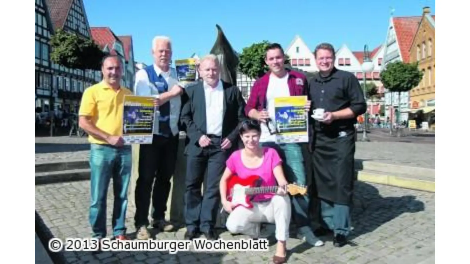 Ausgelassene Fete auf dem Stadthäger Marktplatz (Foto: bb)