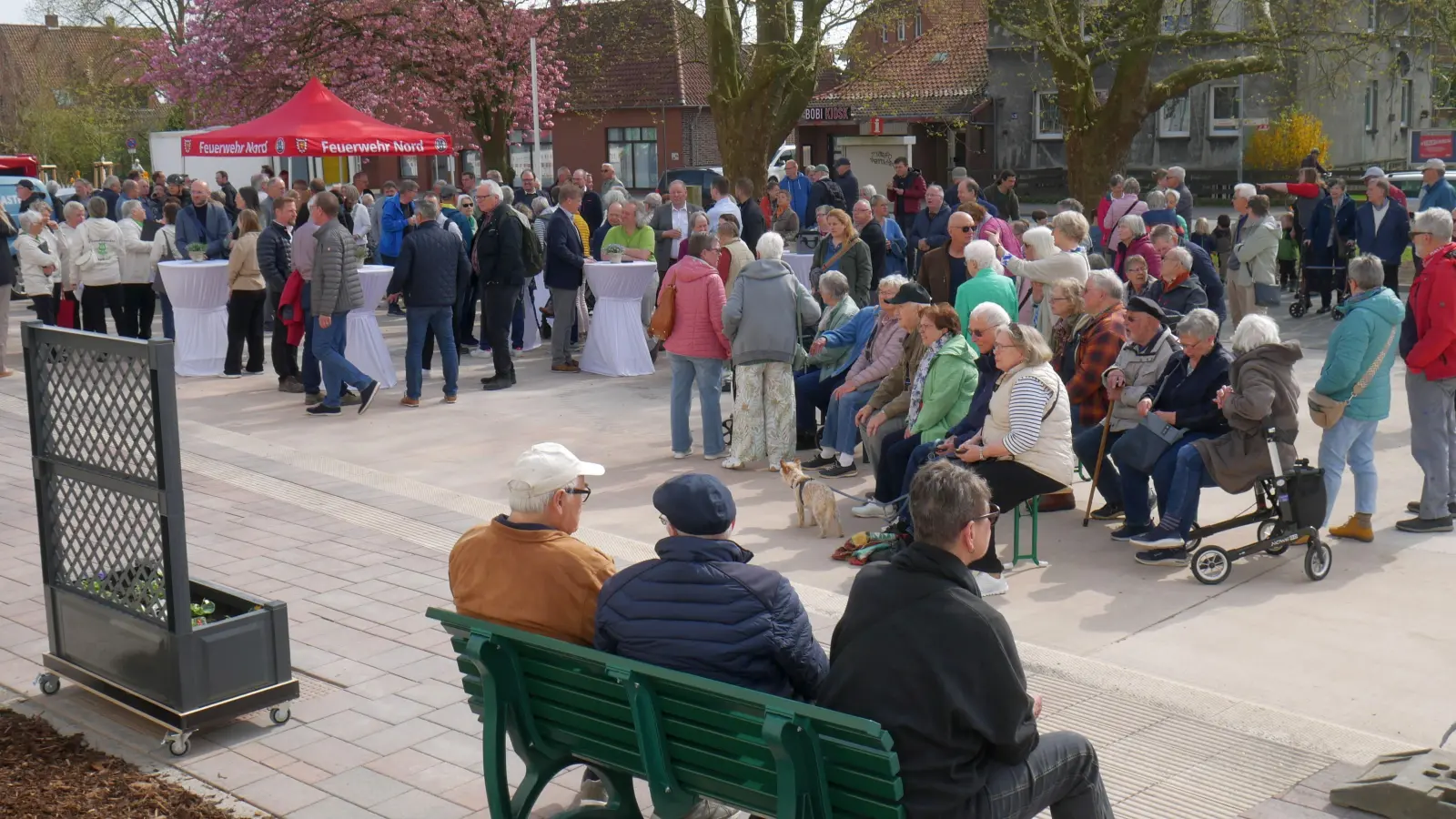 Moderner Bahnhofsvorplatz als Treffpunkt entdeckt. (Foto: gk)