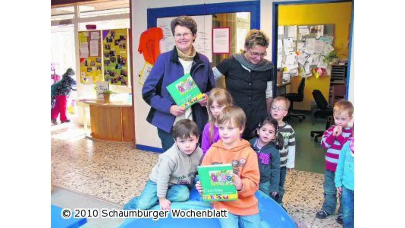 Landfrauen verschenken Bücher an Kindergärten (Foto: hb)