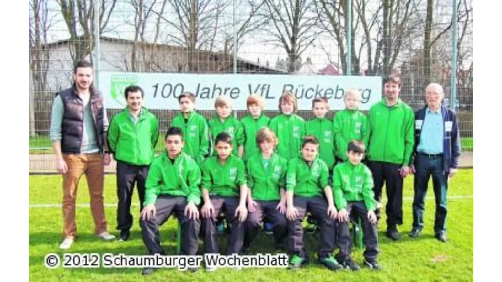 Neue Trainingsanzüge für die D3-Junioren des VfL (Foto: red)