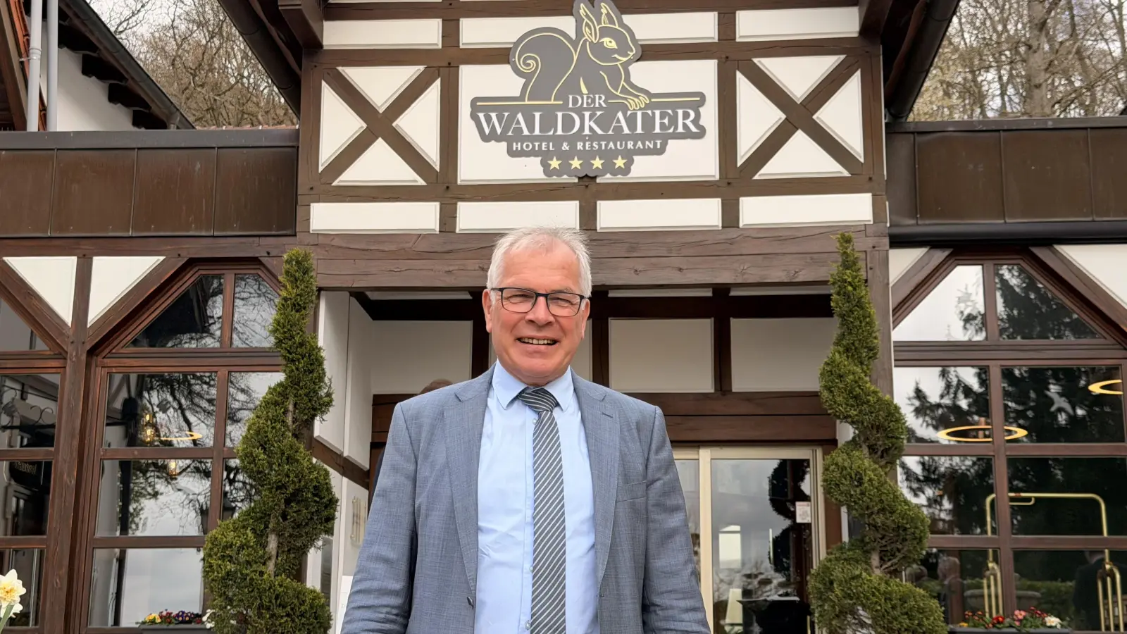 Joachim Schorling, über 38 Jahre im Vorstand der Volksbank, wurde im Februar auf einer Feier in den Ruhestand verabschiedet. Dabei kamen 20.000 Euro als Spenden für gemeinnützige Vereine zusammen. (Foto: ste)