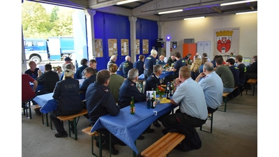 Gäste in der Fahrzeughalle. (Foto: THW Bückeburg)
