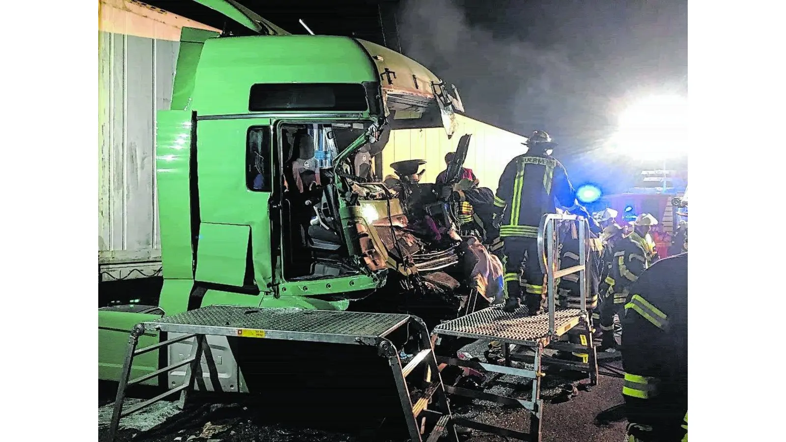 Die Feuerwehr rettet einen eingeklemmten Lkw-Fahrer (Foto: red)